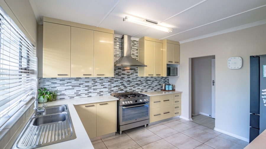 6 Bedroom Property for Sale in Gonubie North Eastern Cape